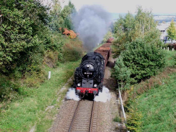 95&nbsp;027 mit Güterzug DGz&nbsp;304 nach Meiningen, Ausfahrt Wernshausen, um 13:10h am 09.10.2010