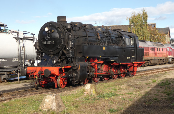 95&nbsp;027&nbsp; wird im Bw Blankenburg am nördlichen Rand des Harzes für eine der üblichen Wochenende-Sonderfahrten auf der Rübelandbahn vorbereitet, um 11:19h am 21.10.2023