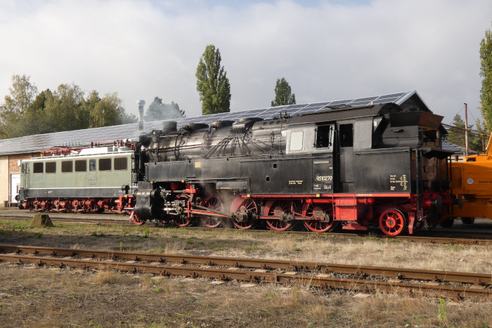 95&nbsp;027&nbsp; im Bw Blankenburg, dahinter ist übrigens die alte DR-Stamm-Elektrolokomotive für die Rübelandbahn 251&nbsp;002 zu sehen, 11:20h am 21.10.2023