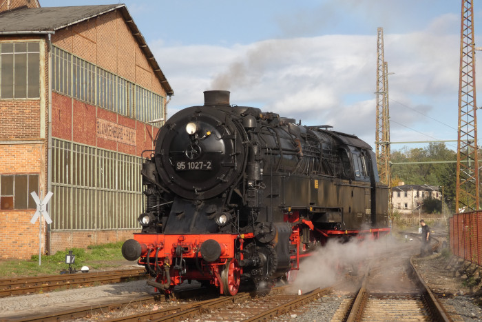 95&nbsp;027&nbsp; setzt um im Bw/Bahnhofsbereich Blankenburg, um die auf einem Nebengleis bereitstehenden Reisezugwagen für den Sonderzug zu übernehmen, 11:21h am 21.10.2023