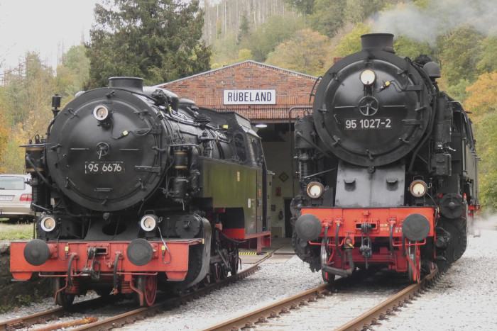 95&nbsp;027&nbsp; neben der hier (kalt) ausgestellten &bdquo;Tierklasse&ldquo;-Lok 99&nbsp;6676 vor dem Lokschuppen im ehemaligen alten Abstellbahnhof Rübeland, um 14:35h am 21.10.2023