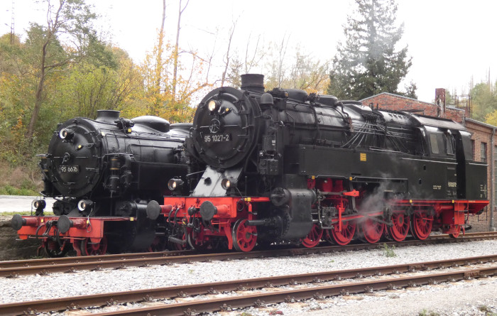 95&nbsp;027&nbsp; neben der hier (kalt) ausgestellten &bdquo;Tierklasse&ldquo;-Lok 99&nbsp;6676 vor dem Lokschuppen im ehemaligen alten Abstellbahnhof Rübeland, um 14:37h am 21.10.2023