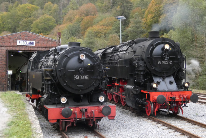95&nbsp;027&nbsp; neben der hier (kalt) ausgestellten &bdquo;Tierklasse&ldquo;-Lok 99&nbsp;6676 vor dem Lokschuppen im ehemaligen alten Abstellbahnhof Rübeland, um 14:45h am 21.10.2023