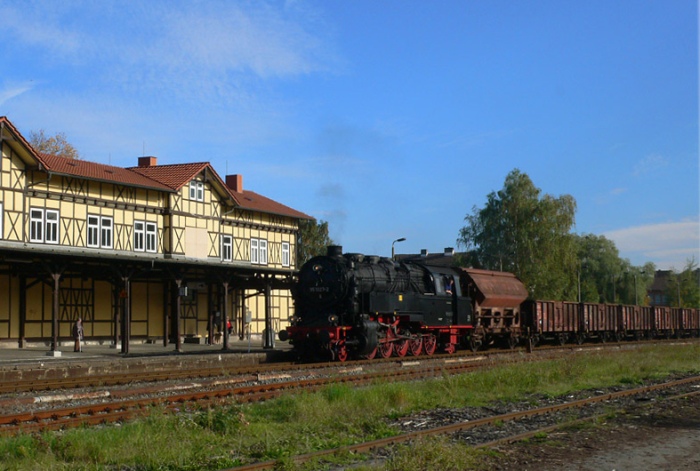 95&nbsp;027 mit Güterzug Richtung Eisenach im Bahnhof Immelborn, am 09.10.2010