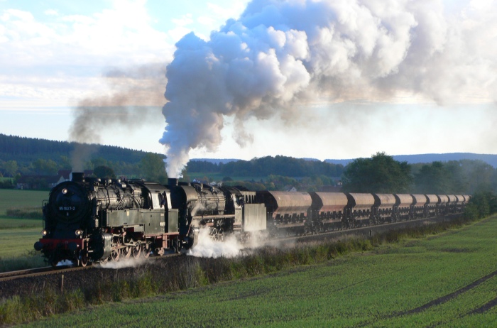 95&nbsp;027 + 44&nbsp;2546 vor dem schwersten Kieszug Immelborn->Eisenach, hinter Oberrohn, um 17:35h, am 09.10.2010