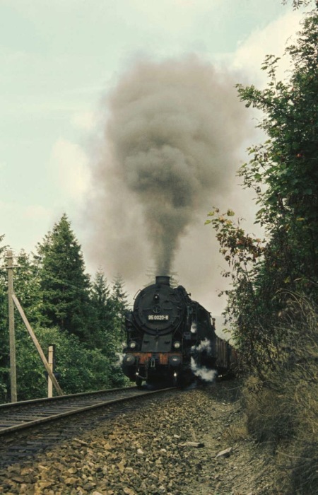 95&nbsp;0020 mit Nahtüerzug Richtung Ernstthal vor Schmiedefeld, im September 1980