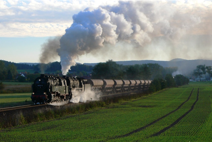 95&nbsp;027 + 44&nbsp;2546 vor dem schwerem Kieszug hinter Oberrohn, am 09.10.2010