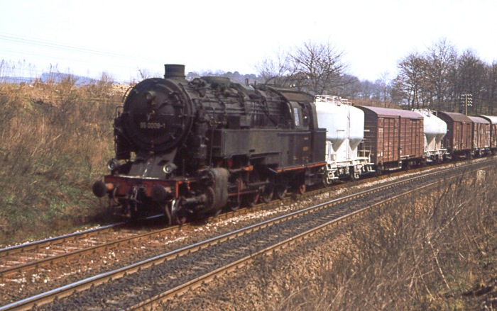 95&nbsp;0009 mit Nahgüterzug abwärts im Saalfelder Einschnitt, im April 1978