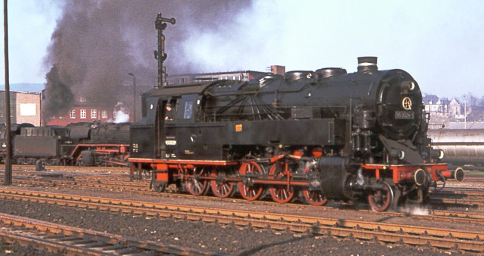 95&nbsp;0028 Umsetzen im Bf Saalfeld in Richtung Bw, im April 1978