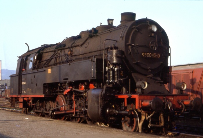 95&nbsp;0043 im Bahnhof Saalfeld am Bahnsteig 3, April 1978