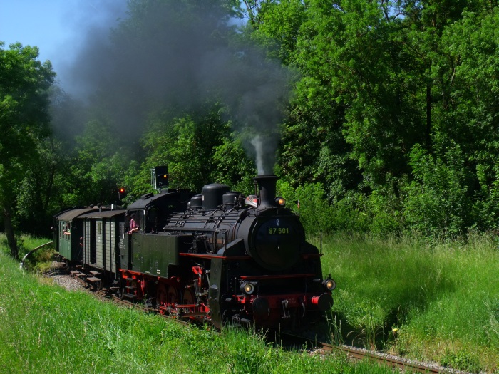 97&nbsp;501 mit GES-Zug Weissach->Korntal hinter Schwieberdingen in der langen Kurve im kleinen Räuschelbachtal, um 15:24h am 02.06.2019