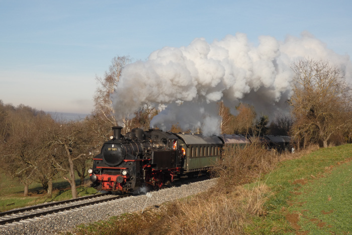 97&nbsp;501 mit GES-Nikolauszug Nürtingen&rarr;Neuffen, fotografiert zwischen den Feldern unterhalb von Neuffen (etwa bei Km 7,3) um 11:36h am 17.12.2023