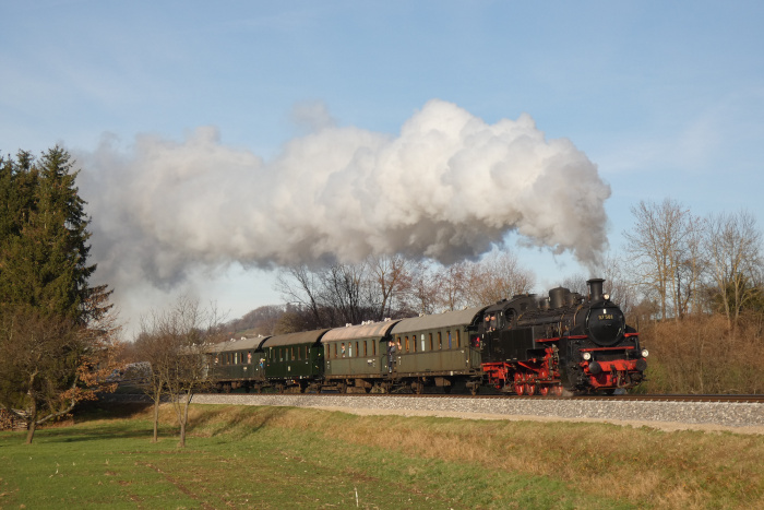 97&nbsp;501 mit GES-Nikolauszug Nürtingen&rarr;Neuffen, fotografiert etwa bei Km&nbsp;7,1, um 13:41h am 17.12.2023