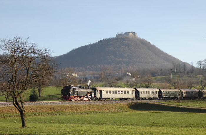 97&nbsp;501&nbsp;Tv rollt mit GES-Nikolauszug zurück nach Nürtingen, unterhalb von Neuffen (etwa bei Km&nbsp;7,2), der Burgberg im Hintergrund, um 13:41h am 17.12.2023