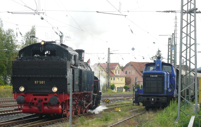 Rechts neben der 97&nbsp;501 steht die Schublok V60&nbsp;328, Schorndorf um 8:08h am 08.09.2013