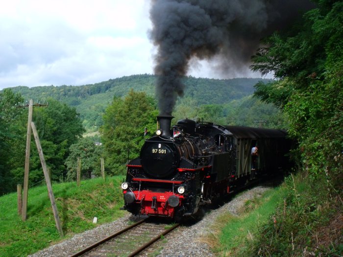 97&nbsp;501 mit Zug Schorndorf ->Welzheim, direkt hinterm Strümpfelbachtal -Viadukt am Stzeinbacher Bauernhof, um 10:34h am 08.09.2013. (Diesel-Schublok: V60&nbsp;328)