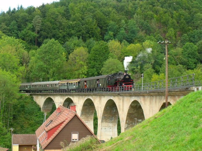 97&nbsp;501 am Schluss des Zuges zurück von Welzheim nach Schorndorf (vorn ist V60&nbsp;328), fotografiert natürlich auf dem Strümpfelbachtal -Viadukt bei Steinbach, um 11:49h am 08.09.2013