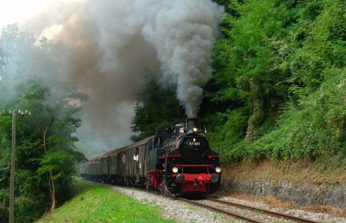 97&nbsp;501 mit Zug Schorndorf ->Welzheim hinter Steinbach am Strümpfelbachtal und kurz vor dem Bahnübergang der Landstraße, um 13.19h am 08.09.2013. (Diesel-Schublok: V60&nbsp;328)