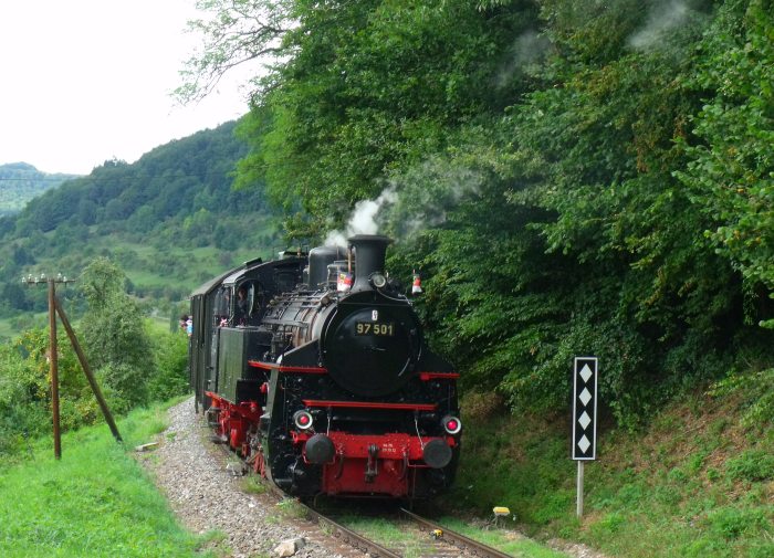 97&nbsp;501 am Zugschluss zurück von Welzheim nach Schorndorf (vorn ist V60&nbsp;328), fotografiert am Hang oberhalb vom Dorf Klaffenbach, um 14:59h am 08.09.2013