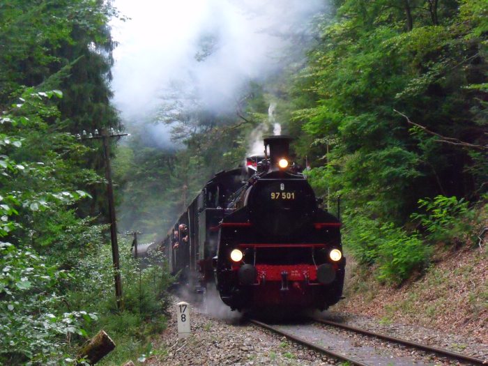 97&nbsp;501 mit Zug Schorndorf ->Welzheim im Wald am Edenbachtal hinter Laufenmühle (bei km&nbsp;17,8), um 16:58h am 08.09.2013. (Diesel-Schublok: 212&nbsp;084)