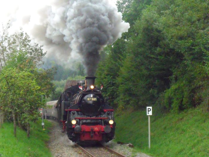 97&nbsp;501 mit Zug Schorndorf ->Welzheim, direkt hinterm Strümpfelbachtal -Viadukt am Steinbacher Bauernhof, um 13:14h am 15.09.2013. (Diesel-Schublok: 212&nbsp;084)