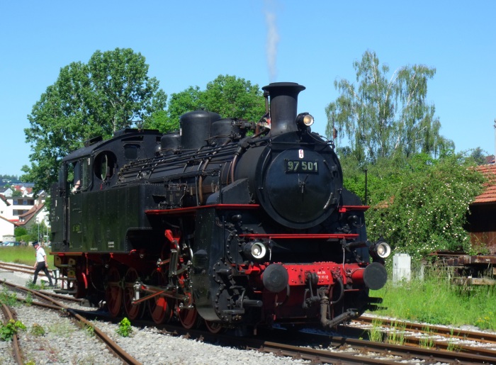97&nbsp;501 beim Umsetzen im Bahnhof Weissach, um 10:29h am 02.06.2019