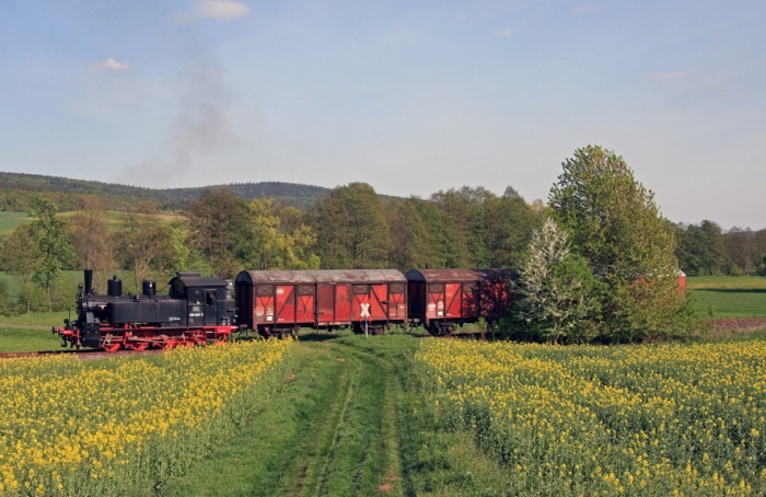 98&nbsp;886 mit Güterzug bei Heufurt, am 26.04.2009
