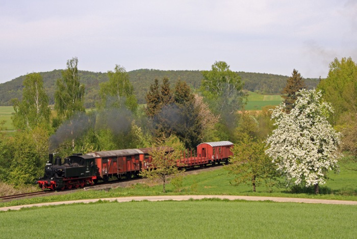 98&nbsp;886 mit Güterzug bei Kupfermühle, am 26.04.2009