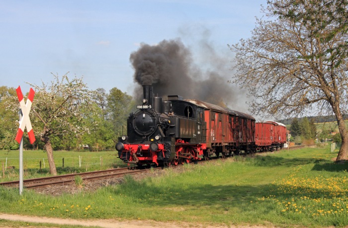98&nbsp;886 mit Show-Güterzug bei Ostheim, am 25.04.2009