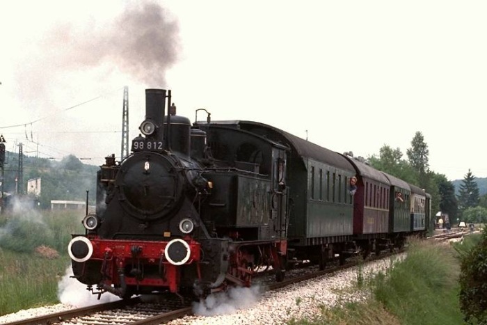 98&nbsp;812 mit Zug nach Gerstetten, Ausfahrt Amstetten, Juni 1994