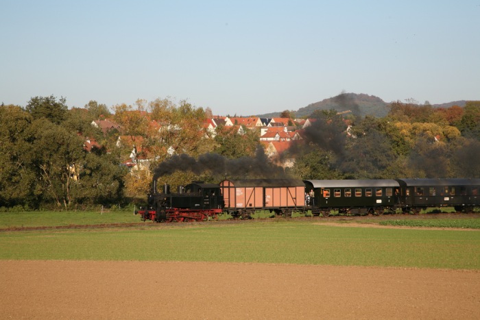 98&nbsp;886 mit Zug nach Fladungen bei Ostheim, am 15.10.2006