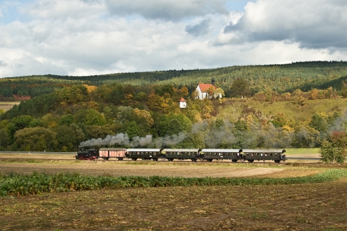 98&nbsp;886 mit Zug nach Fladungen zwischen Ostheim und Nordheim, im Oktober 2007