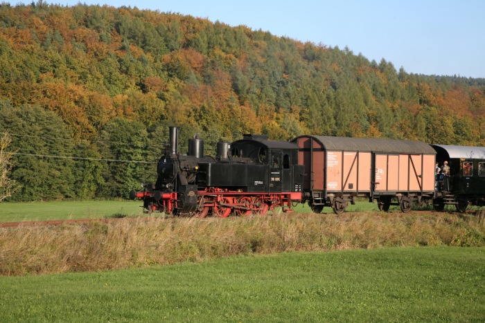 98&nbsp;886 mit Zug nach Fladungen bei Ostheim, am 15.10.2006