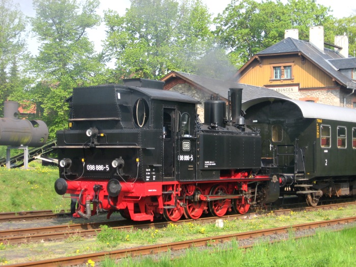 98&nbsp;886&nbsp;Tv vorm Zug in Fladungen, am 01.05.2009