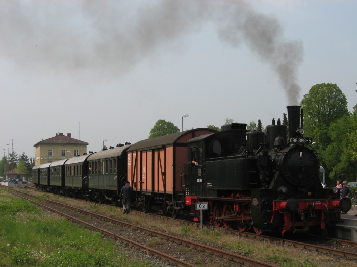 98&nbsp;886 vorm Zug nach Fladungen im Bahnhof Mellrichstadt, am 01.05.2009