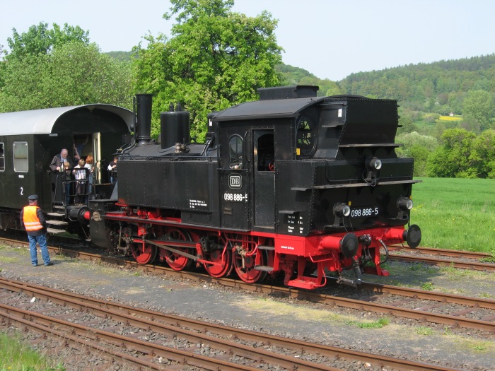98&nbsp;886&nbsp;Tv vor Zug nach Mellrichstadt im Bahnhof Fladungen, am 01.05.2009