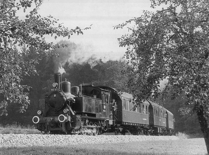 98&nbsp;812 auf dem Weg nach Gerstetten, vor Schalkstetten, am 03.10.1982