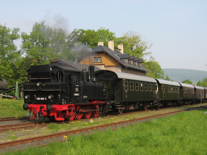 98&nbsp;886&nbsp;Tv vor Zug in Fladungen, morgens am 01.05.2009