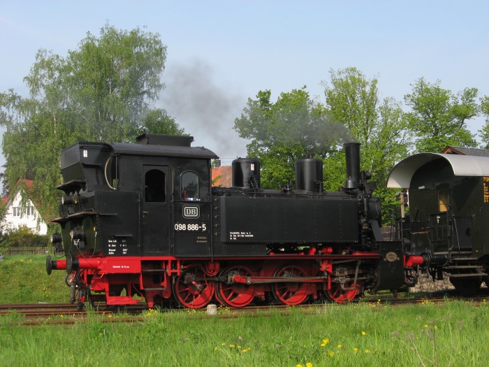 98&nbsp;886&nbsp;Tv vor Zug in Fladungen, morgens am 01.05.2009