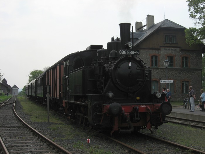 98&nbsp;886 in Fladungen im Bahnhof, am 01.05.2009