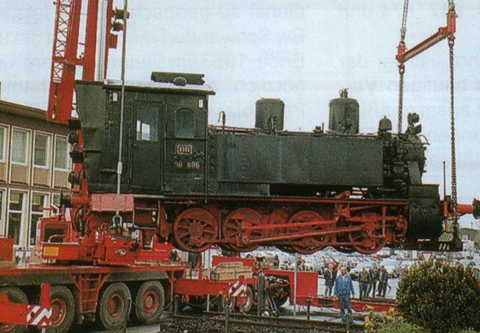 98&nbsp;886 wird vom Denkmalssockel geholt in Schweinfurt, am 25.04.1998