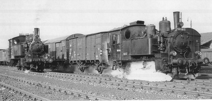098&nbsp;812 neben der 098&nbsp;886 in Bad Neustadt, am 01.06.1968