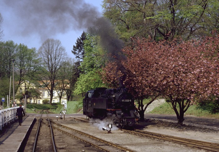 99&nbsp;2322 beim Umsetzen im Bereich des nördlichen Bahnhofendes von Bad&nbsp;Doberan, um 12:00h am 22.04.1990