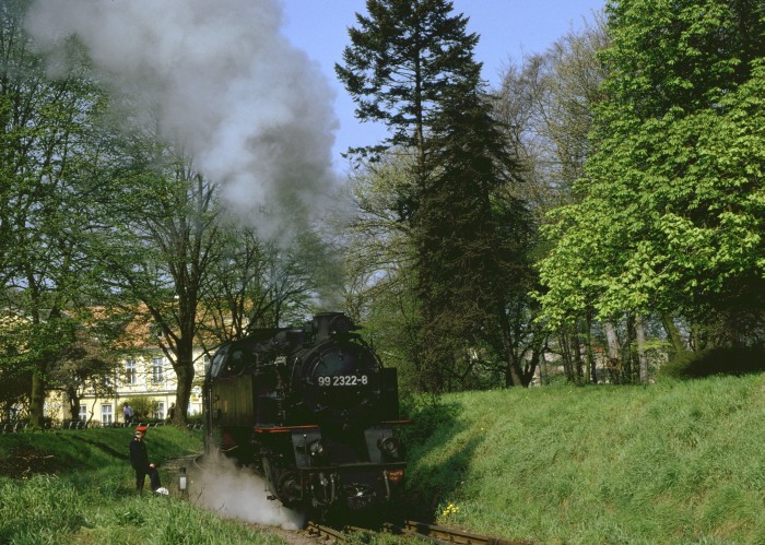 99&nbsp;2322 beim Umsetzen im Bereich des nördlichen Bahnhofendes von Bad&nbsp;Doberan, um 12:00h am 22.04.1990