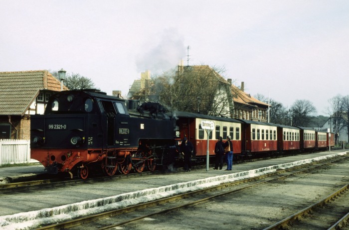 99&nbsp;2321&nbsp;Tv mit Zug P&nbsp;14142 ist soeben im Bahnhof Kühlngsborn West eingetroffen, um 13:05h anm 30.03.1991