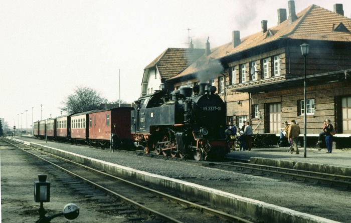 99&nbsp;2321 setzt vor den P&nbsp;14145 in Kühlungsborn&nbsp;West, um 13:15h am 30.03.1991