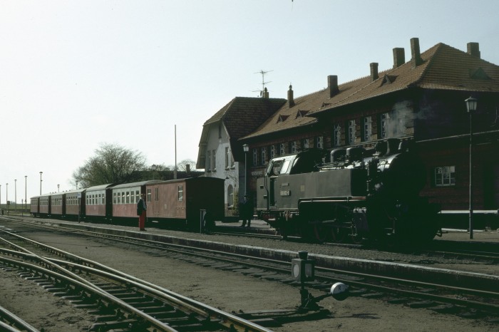 099&nbsp;902 (alias 99&nbsp;322) setzt vor einen Zug nach Doberan im Bahnhof Kühlungsborn&nbsp;West, am 19.04.1992