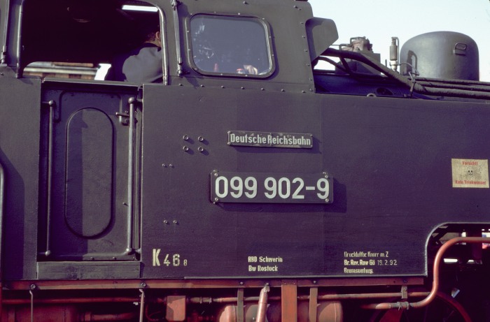 So absurd sahen die Anschriften der 99&nbsp;322 nun vor dem P&nbsp;14151 aus, fotografiert im Bahnhof Kühlungsborn&nbsp;West am 19.04.1992