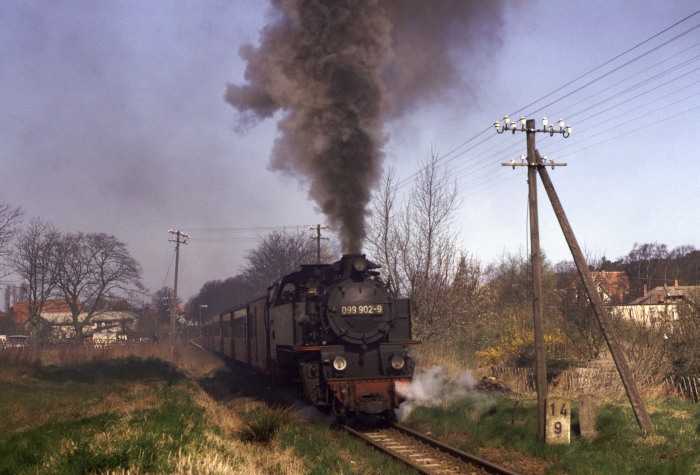 99&nbsp;322 (alias 099&nbsp;902) mit P&nbsp;14141 hinter Ausfahrt Kühlungsborn&nbsp;West, um 10:28h am 20.04.1992