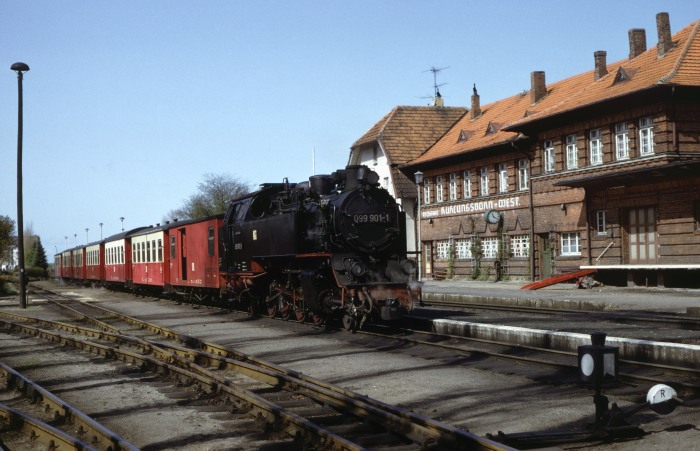 099&nbsp;901 (99&nbsp;321) vor dem P&nbsp;14143 im Bf Kühlungsborn&nbsp;West, um 11:40h am 20.04.1992
